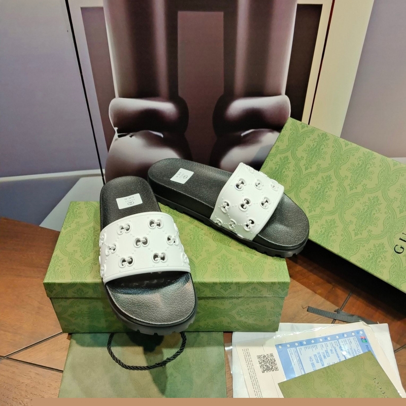 G*u*i slippers